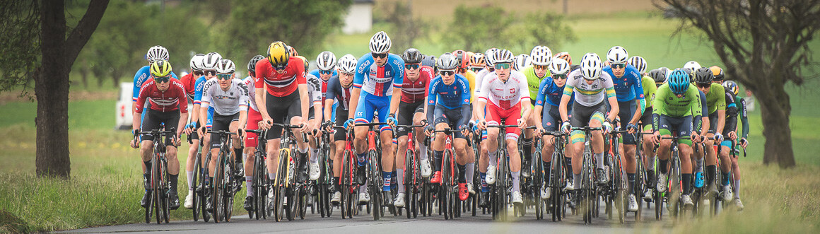 Peloton cyklistů během závodu